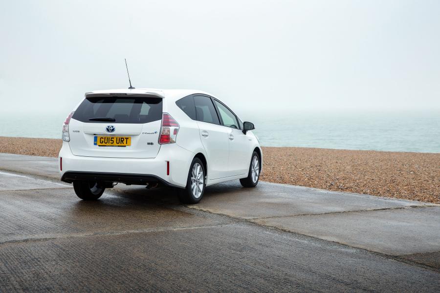  Toyota Prius + 2015 года  (UK) (фото 2 из 25)